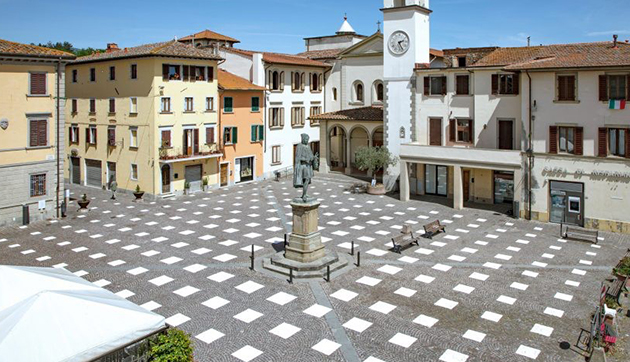 StoDistante Installation in Piazza Giotto, Italy